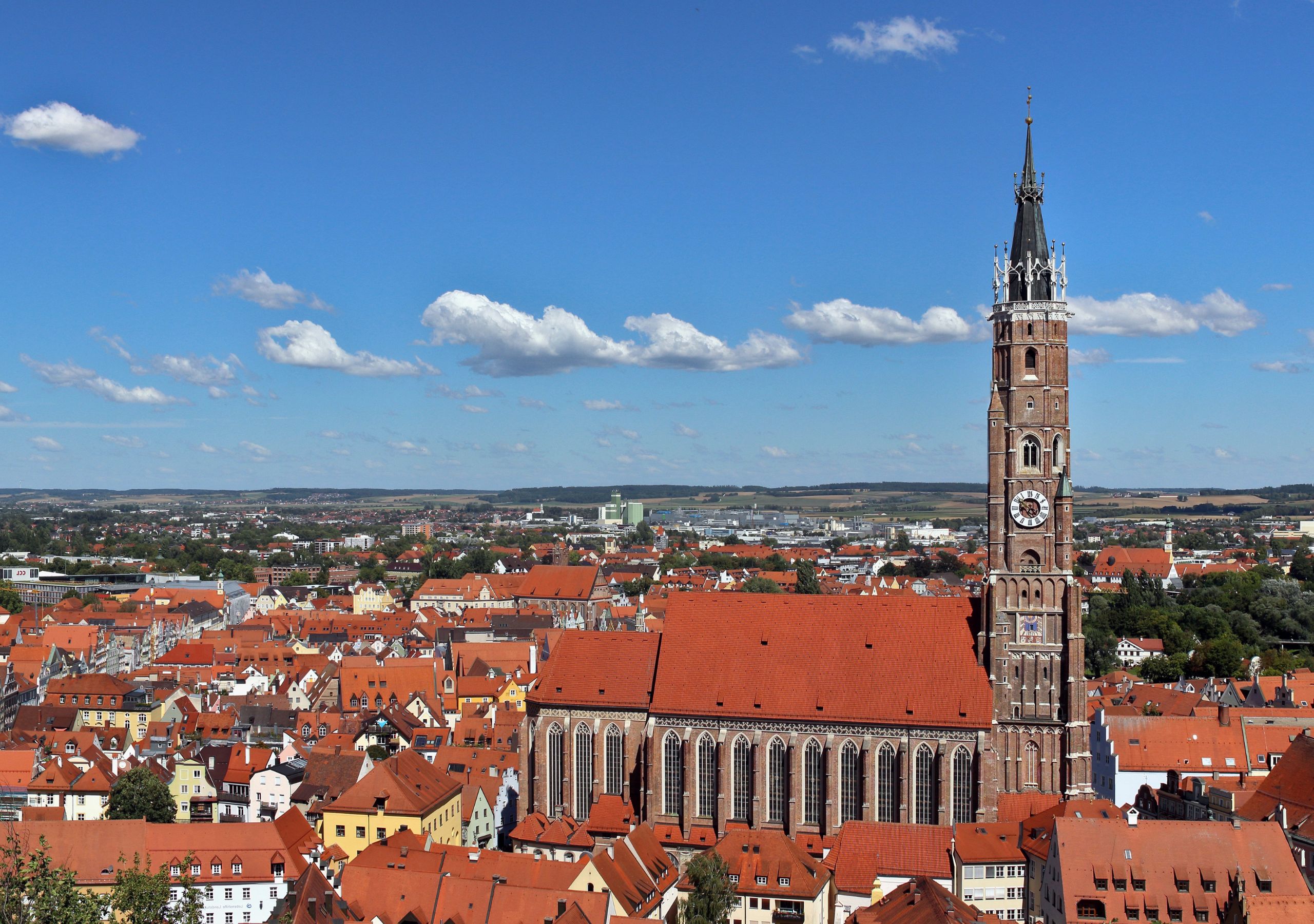 landshut-panorama Stadtansicht von Landshut mit Kirchturm und roten Dächern.